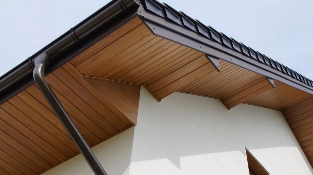 Подшивка свесов крыши, подшивка карнизов софитами
